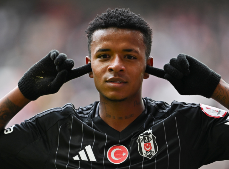 Arroyo agradeció el apoyo de los hinchas del Besiktas tras marcar su primer gol en Turquía