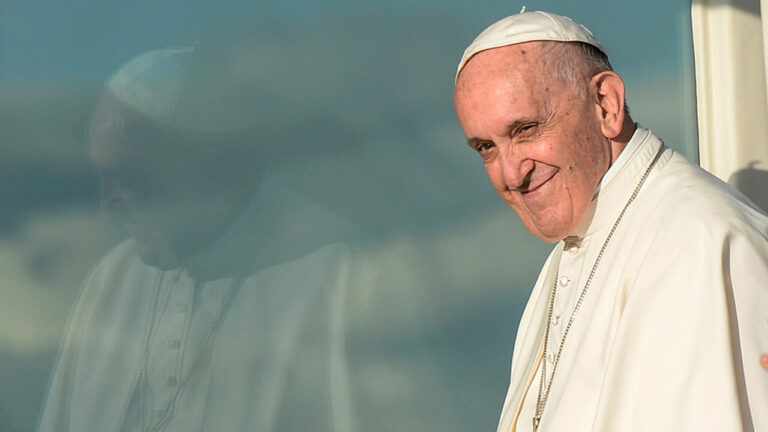 Hospitalizan al papa Francisco para un tratamiento de bronquitis