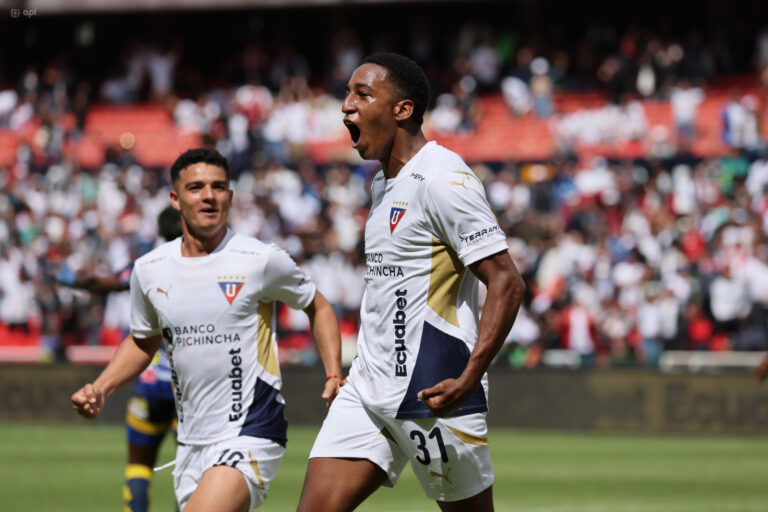 (VIDEO) GOLEADA ALBA DE LOCAL: LDU se impuso a Delfín en el Rodrigo Paz