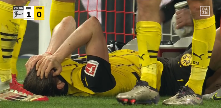 ¡Alarma en el Dortmund! Un jugador sale llorando del campo y peligra contra el Barça