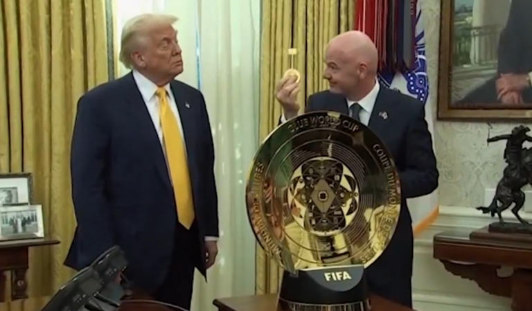 (VIDEO) Infantino presentó el trofeo del Mundial de Clubes a Donald Trump en la Casa Blanca
