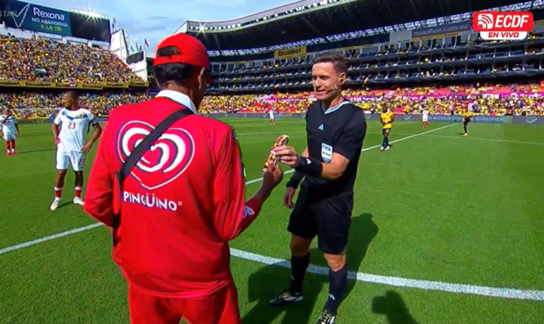 Un helado antes del partido: La curiosa escena con el árbitro en Ecuador vs. Venezuela