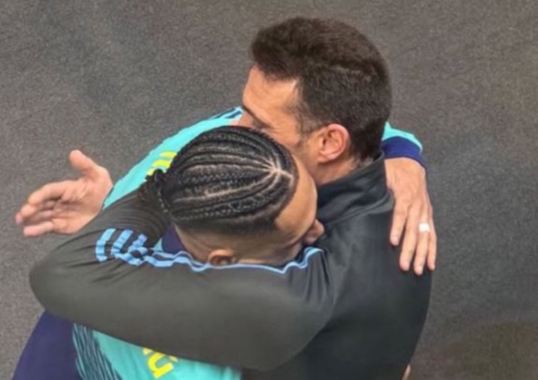 El abrazo entre Scaloni y Raphinha tras la goleada de Argentina a Brasil