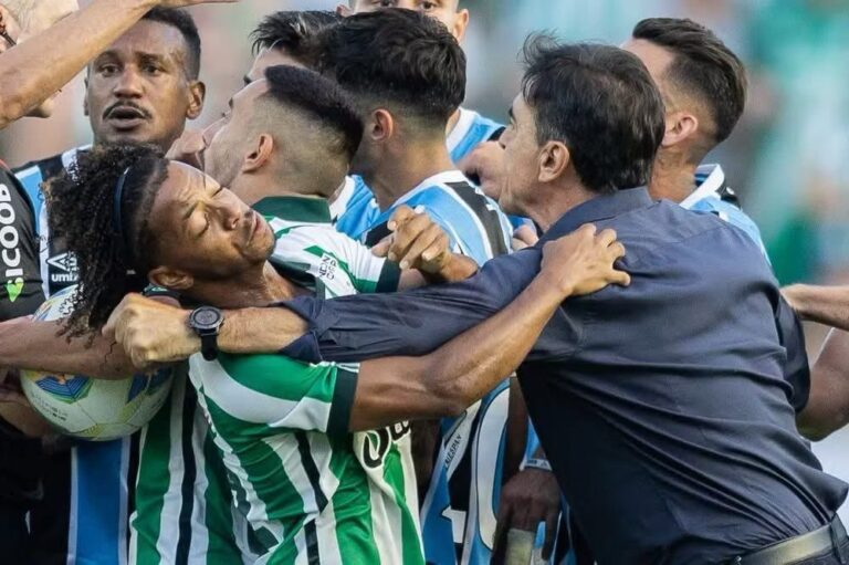 (VIDEO) Gustavo Quinteros, en problemas: Golpeó a un jugador rival en Brasil