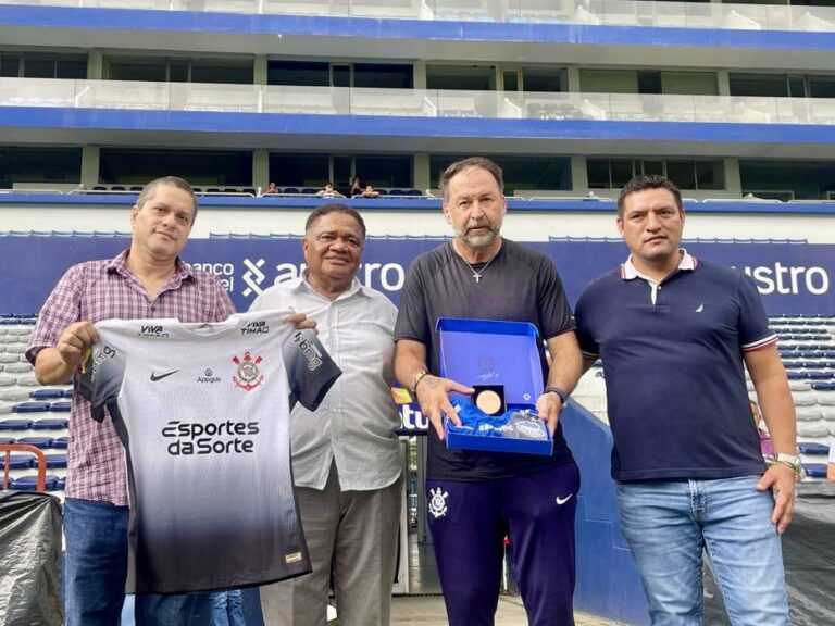 Emelec recibió en el Capwell a Corinthians