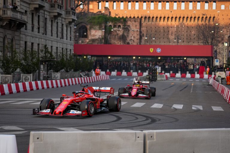 Ferrari y su afición celebran en Milán antes del arranque de la F1