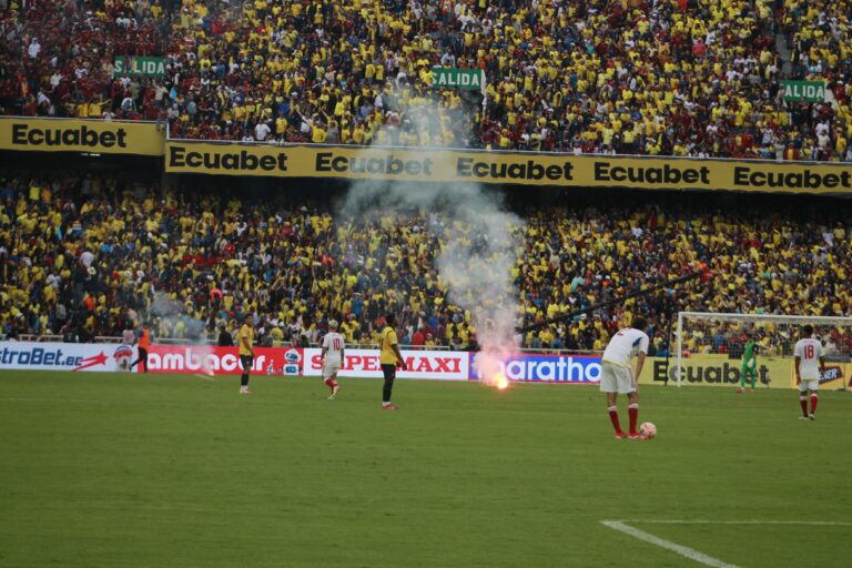 (FOTOS) Hinchas venezolanos lanzaron bengalas a la cancha del Rodrigo Paz
