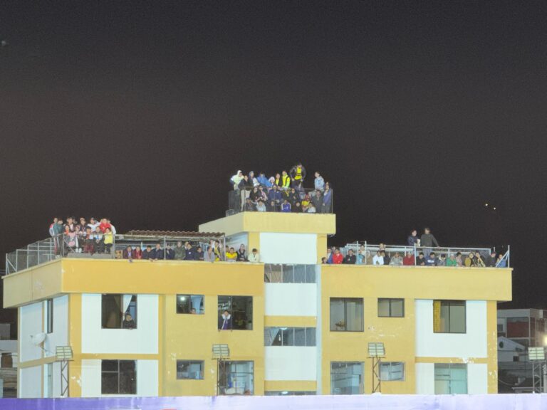 (FOTOS) Hinchas de BSC y T. Universitario alentaron desde las terrazas