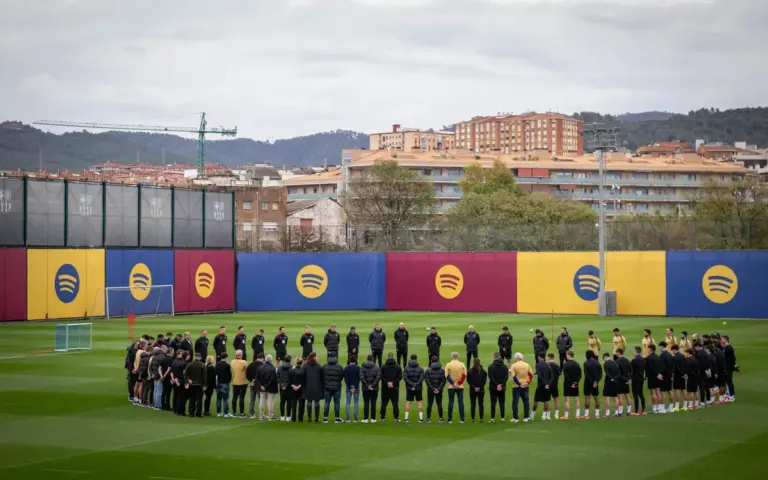 Plantel del Barcelona realizó minuto de silencio por muerte del doctor del equipo