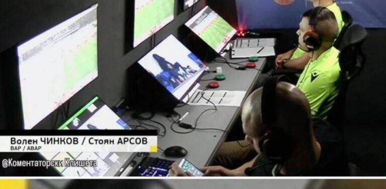 Escándalo en el fútbol búlgaro: Fue pillado apostando dentro de la cabina del VAR