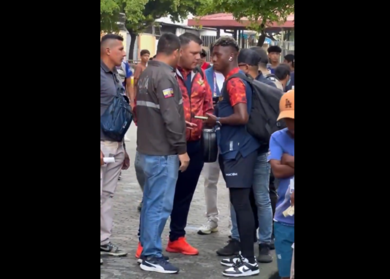 (VIDEO) INSÓLITO: Detienen a jugador de Libertad antes del partido contra Emelec