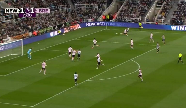 (VIDEO) ¿Fue al arco o quería el centro? El golazo de Tonali en la Premier League