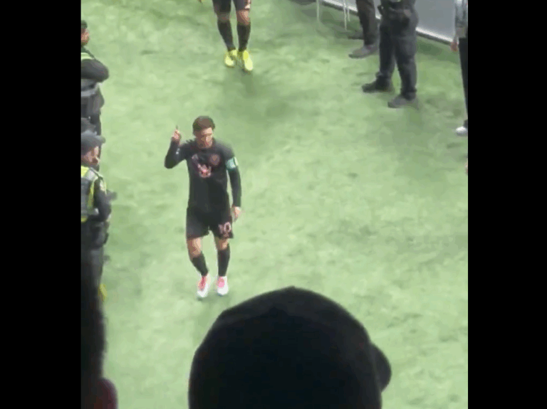 (VIDEO) ¿”Nos vemos allá”? El picante gesto de Messi a la hinchada rival en la Concachampions