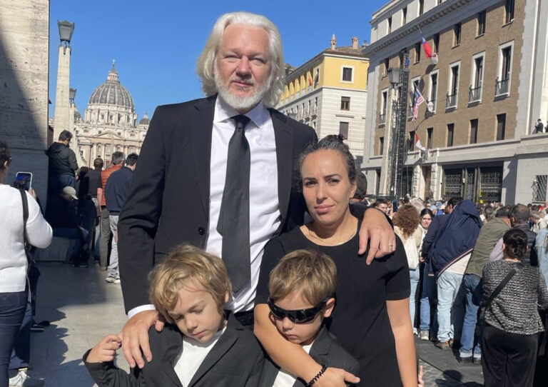 Julian Assange, fundador de Wikileaks, asistió al funeral del Papa Francisco