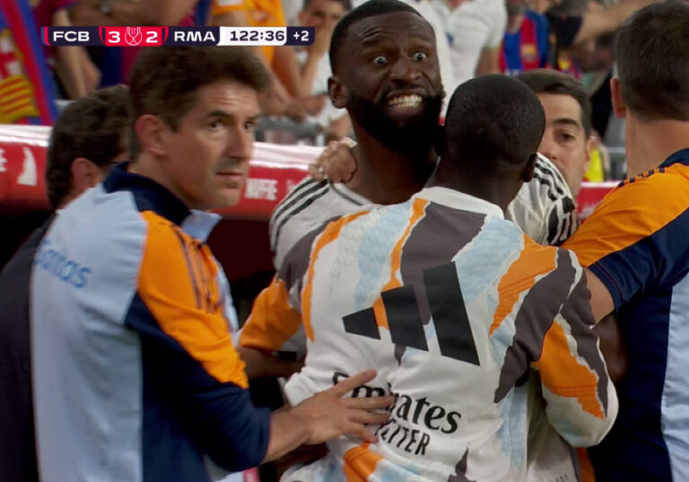 (VIDEO) LAMENTABLE: Rudiger perdió la cabeza y le tiró hielos al árbitro