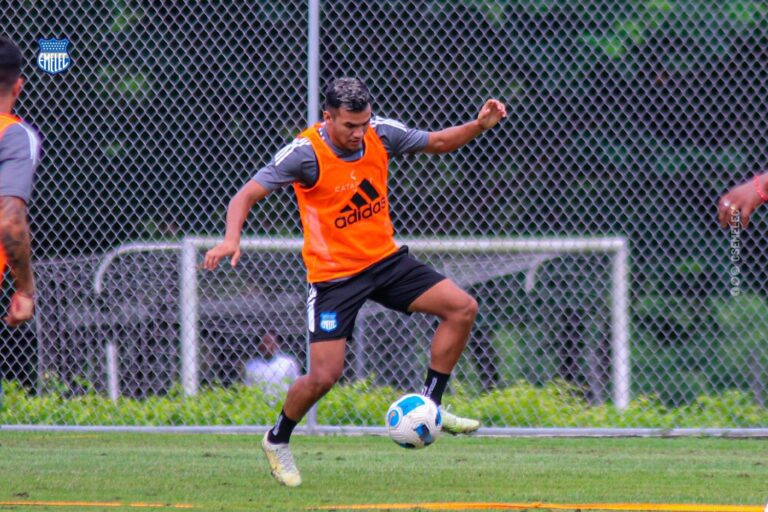 Emelec cancela deuda con Samuel Sosa y evita sanción de FIFA