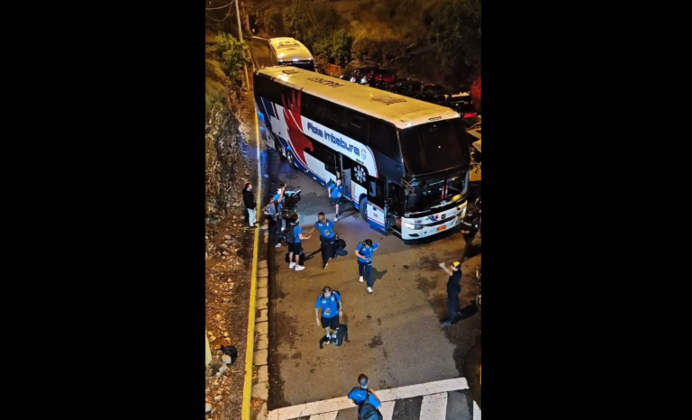(VIDEO) “¡Pollo corrupto!”: El tenso recibimiento de hinchas de BSC a IDV en el Monumental