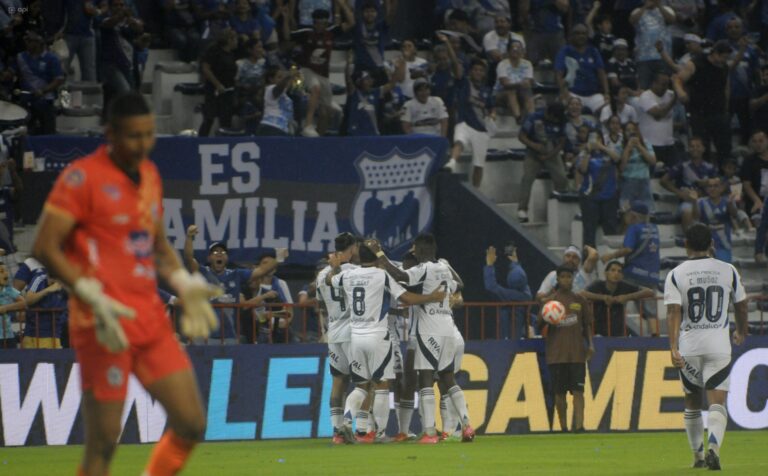 EN NEGOCIACIONES: Emelec, cerca de cerrar un nuevo sponsor principal para su camiseta