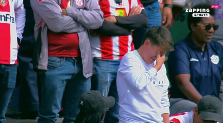 (VIDEO) El dolor de un hincha del Rodillo Rojo por la derrota ante Vinotinto