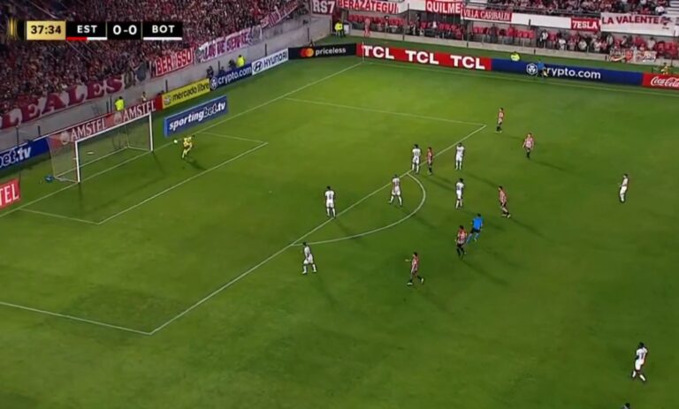 (VIDEO) Insólito blooper de John Víctor en la Copa Libertadores