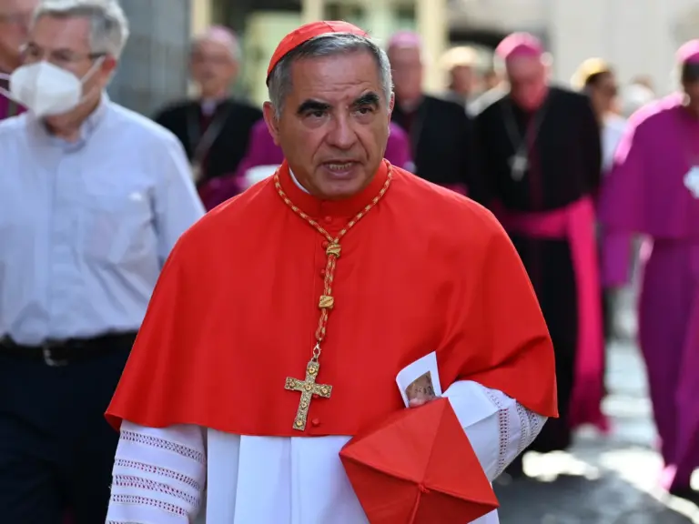 Tensión en el Vaticano: Ex cardenal irrumpe en el cónclave y reclama su derecho a votar
