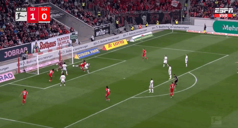 (VIDEO) MALA SUERTE: Autogol de Hincapié en el empate del Leverkusen