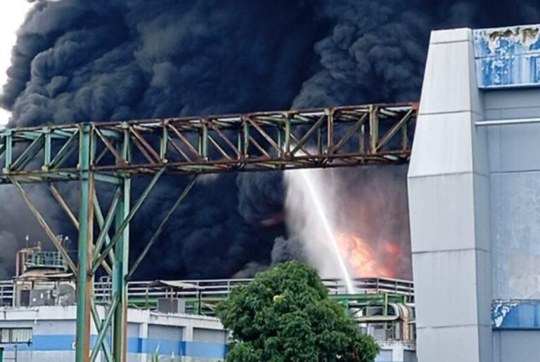 (VIDEO) Incendio en la Refinería de Esmeraldas