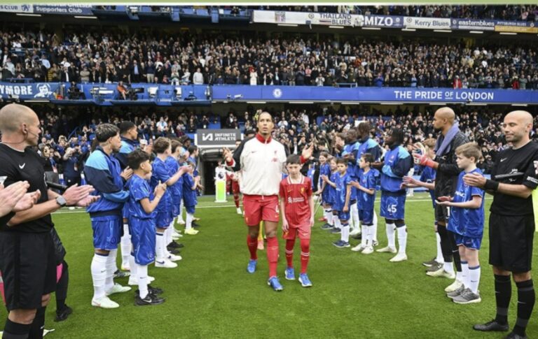 (VIDEO) RESPETO: el pasillo del Chelsea en reconocimiento al Liverpool por ganar la Premier