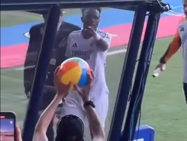 (VIDEO) La reacción de Vinicius contra un aficionado del Barça