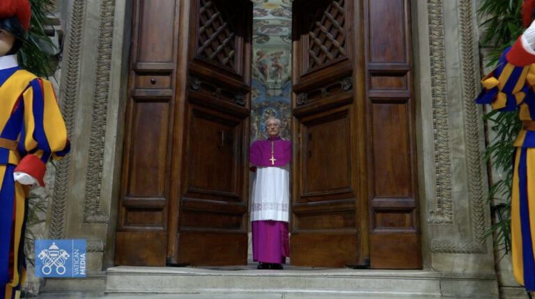 Cónclave en marcha: el “Extra omnes” marca el inicio del secreto papal