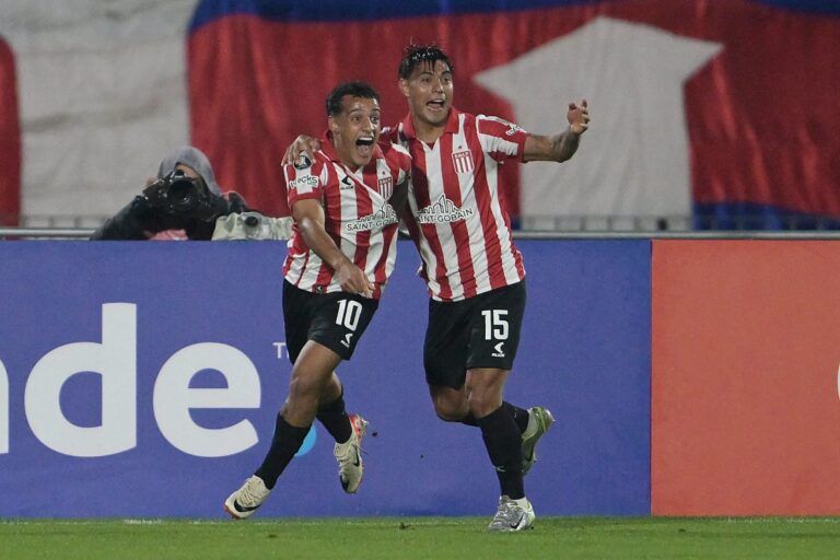(VIDEO) Estudiantes goleó de visita a la ‘U’ de Chile y lidera su grupo