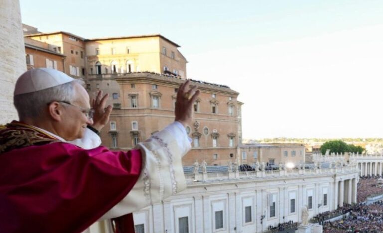 (VIDEO) El Papa León XIV saluda al mundo por primera vez e imparte su bendición Urbi et Orbi