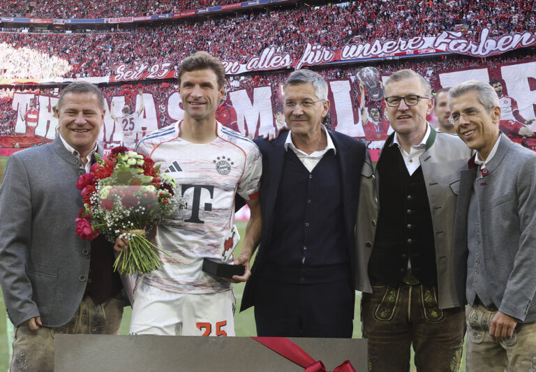 (VIDEO) En su último partido en el Allianz Arena: Bayern Múnich homenajeó a Müller