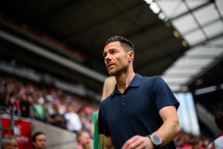 (VIDEO) Hincapié fue titular: Bayer Leverkusen empató en la despedida de Xabi Alonso