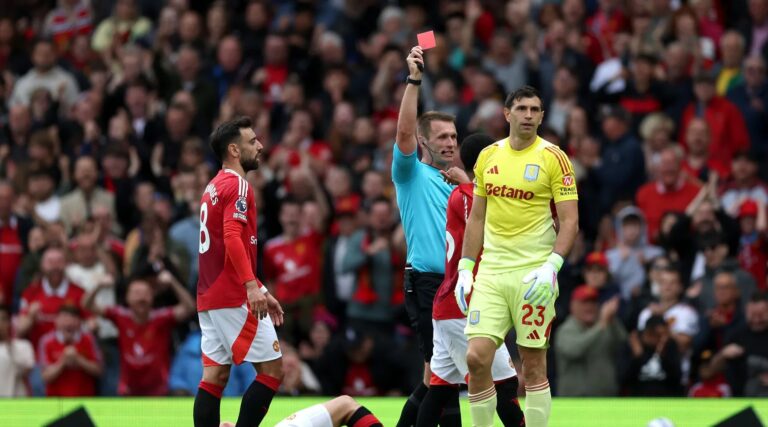 (VIDEO) ‘Dibu’ Martínez se va con roja en su posible despedida del Aston Villa