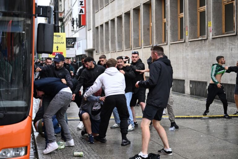 Violencia en Breslavia: Graves incidentes entre hinchas de Betis y Chelsea antes de la final de la Conference League