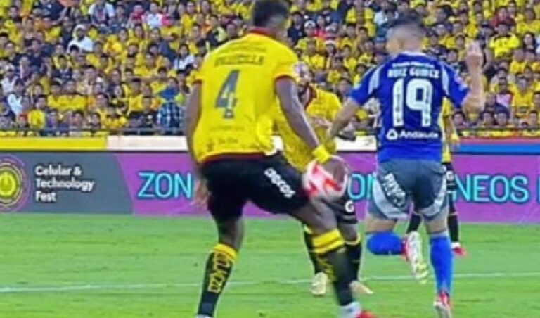 (VIDEO) ¿Qué decían los audios del VAR en el polémico Clásico del Astillero?