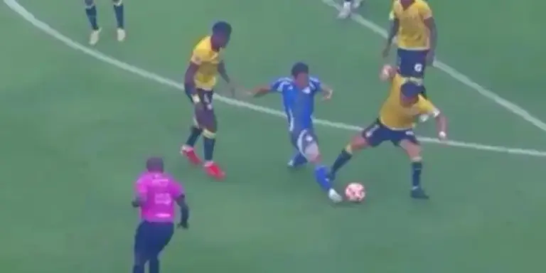 (VIDEO) Meli: “El árbitro me dice que no es roja porque la falta no es cerca de la rodilla”