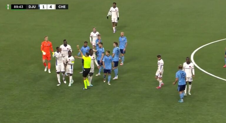 (VIDEO) ¡Le hicieron falta a Moi Caicedo y todos corrieron a defenderlo!