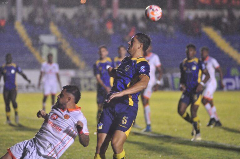 (VIDEO) Delfín sorprende en Loja y vence a Libertad