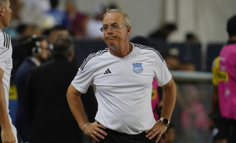PODRÍA NO DIRIGIR EL CLÁSICO: Estaría en duda la continuidad de Célico en Emelec