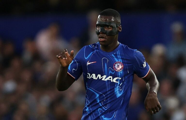 Moisés Caicedo salió a jugar enmascarado ante el Manchester United: ¿Por qué razón?