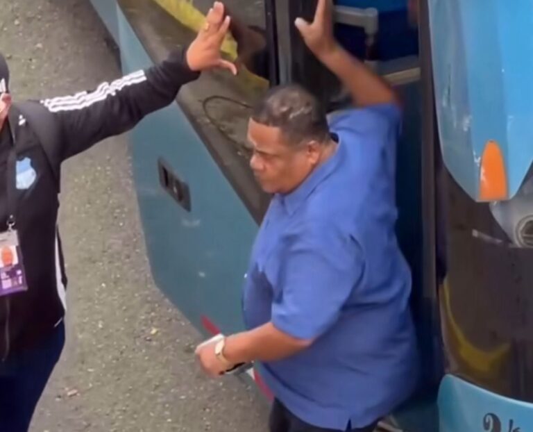 (VIDEO) Hostil recibimiento para Emelec en el Monumental