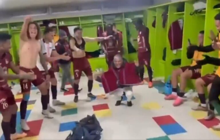 (VIDEO) A PURO RITMO: La celebración de Luis Chango en el camerino de Mushuc Runa