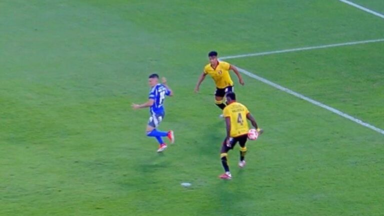 ¿Hubo penal para Emelec por mano de Vallecilla en el Clásico del Astillero?