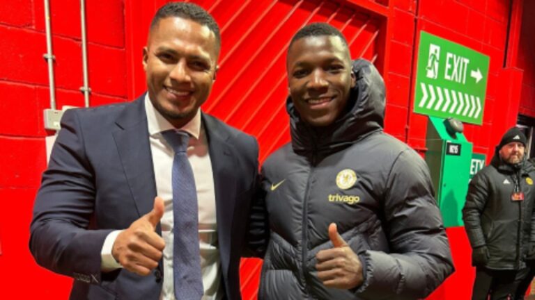 Antonio Valencia felicita a Moisés Caicedo tras conquistar la Conference League