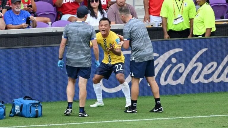 (VIDEO) Las súplicas de un jugador de Auckland City Auckland City a los médicos para no ser cambiado