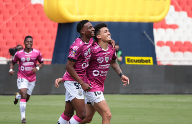 (VIDEO) EL LÍDER GOLEÓ: IDV superó a U. Católica en el Estadio Rodrigo Paz