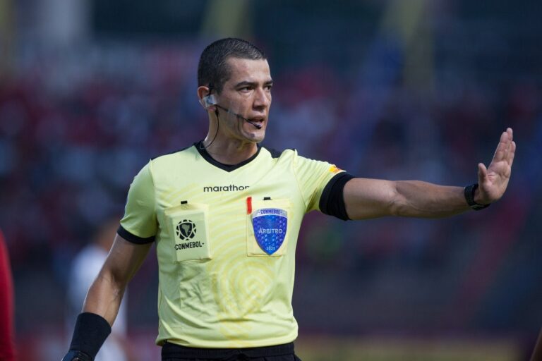 Los árbitros que dirigirán el partido Perú vs. Ecuador por las Eliminatorias sudamericanas