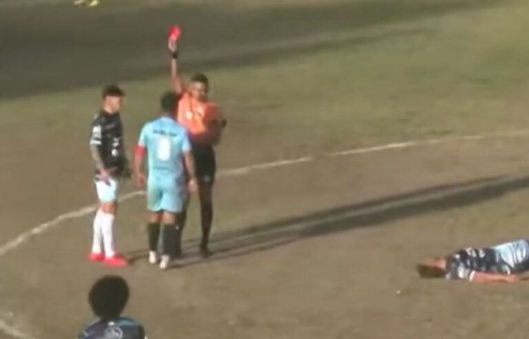 (VIDEO) Trompada por la espalda, expulsión y reemplazo para un jugador que quedó KO